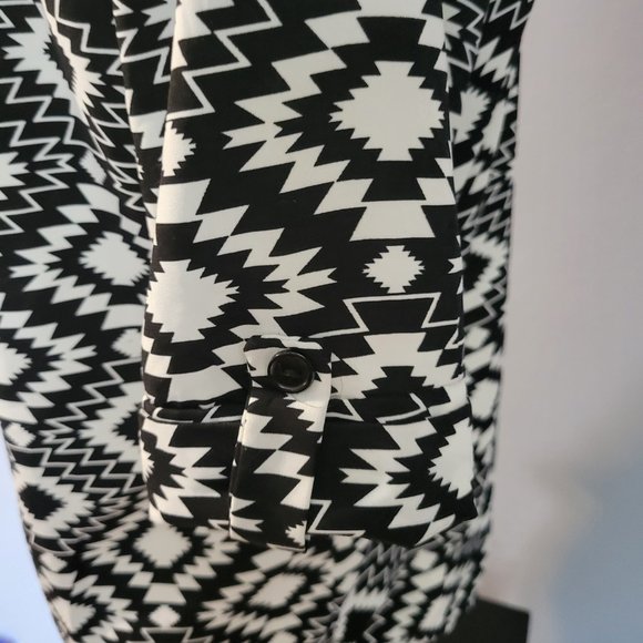 Gingy & Cocoa V-Neck Black & White Designed Blouse - Picture 3 of 6